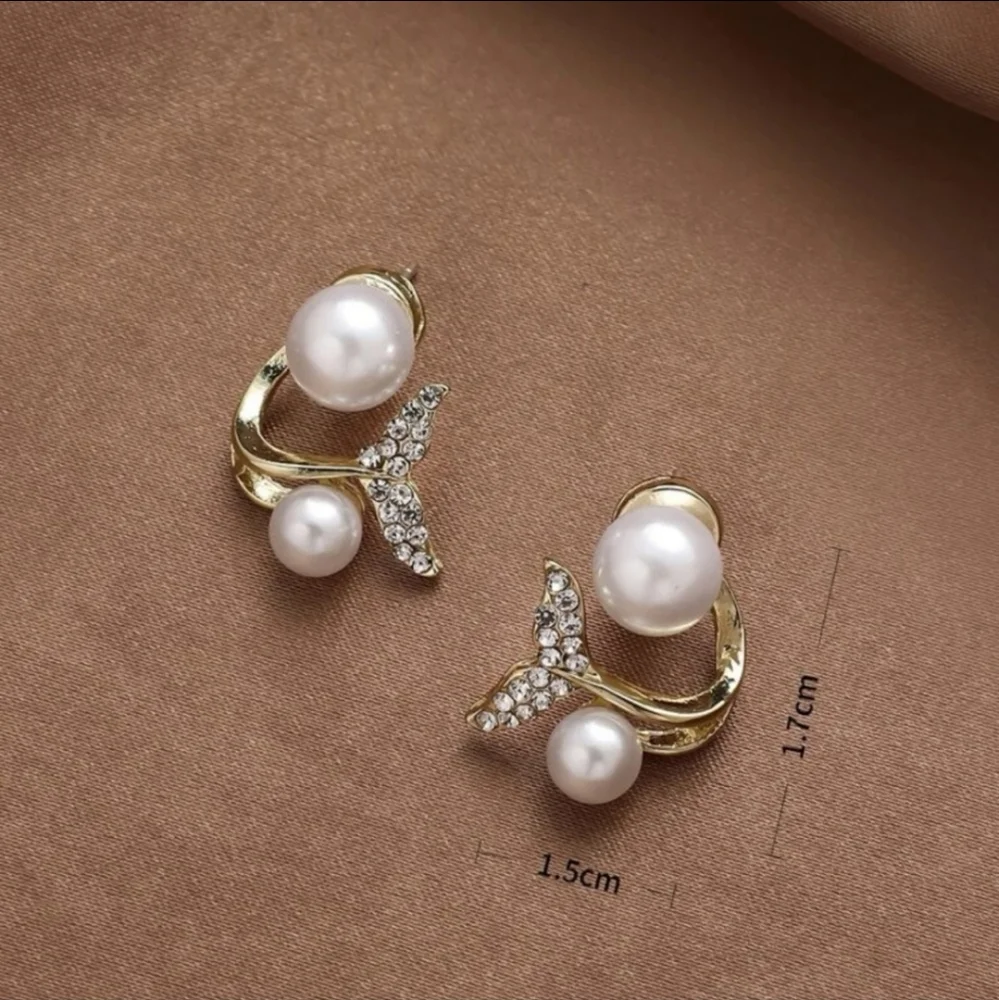 Bundle 💥Any 2for$20💥COPY - Pearl & Gold Mermaid Tail Ear-jacket Earrings✨️ - Picture 5 of 7